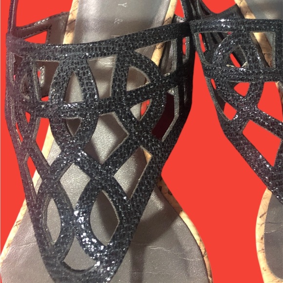 Kelly & Katie Analissa wedge sandals in black. - Picture 4 of 5